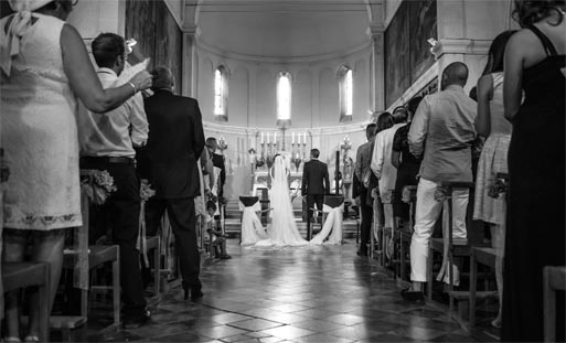 Les époux devant l'autel